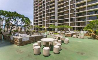 Ocean Views in the Heart of Waikiki - 0222u12000lm0b8fn6774 R 339 206 R5 D