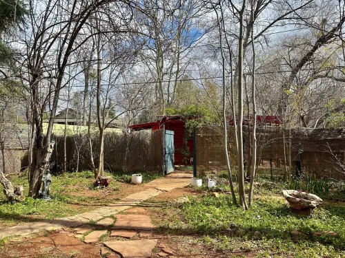 Eclectic Cottage on the Creek!