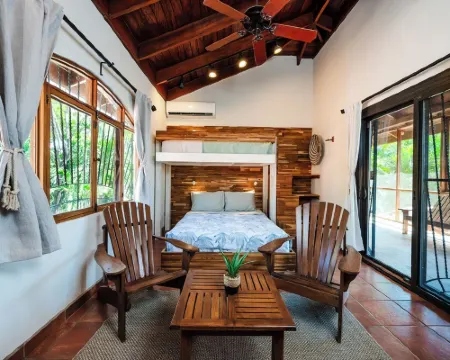 Casa Juliana: Beautifully renovated Villa in Jan '25 with pool steps from beach Hotels in Junquillal