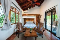 Casa Juliana: Beautifully renovated Villa in Jan '25 with pool steps from beach - Homestays