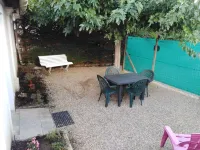 Cottage at the foot of the Luberon + Garden and private swimming pool Hotels in Robion