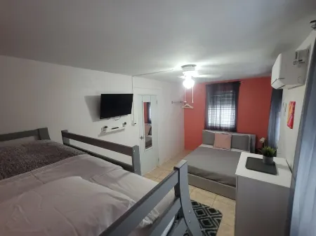 Apt w/ Pool Deck & Games, 5 mins From The Beach- CU