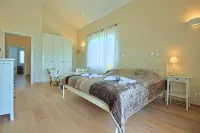 Charming Villa with Large Heated Pool, 2 Tennis Courts, Jaccuzzi Hotels in Butkovici