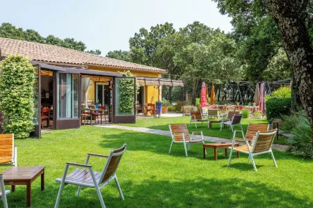Logis la Bastide de Grignan Hotel & Restaurant "La Chênaie" Отели в г. Шамаре