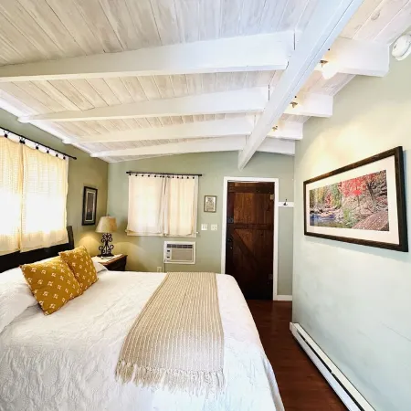 Eclectic Cottage on the Creek!