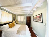 Eclectic Cottage on the Creek!