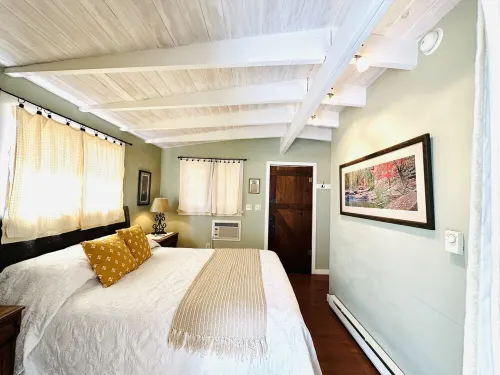 Eclectic Cottage on the Creek!