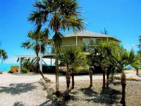 ONE OF A KIND PROPERTY! Breathtaking Views, Ocean Breezes, Huge Dock, Peaceful のホテル