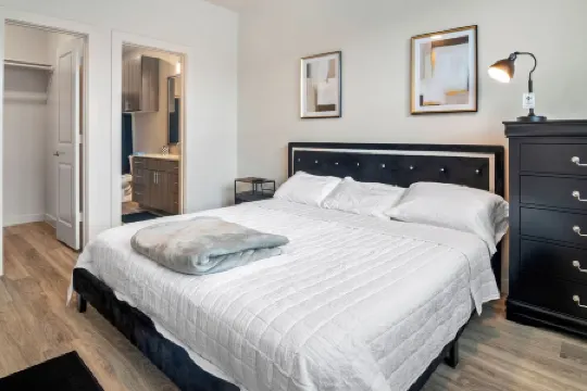 NEW Luxurious, Spacious 2 bd GATED community Отели рядом с достопримечательностью «Маркет сквер эт Элдридж»