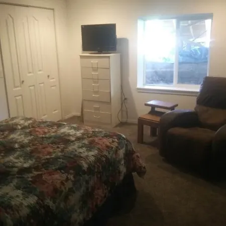 Stylish 2bd lower level  apt in newer constructed south hill home