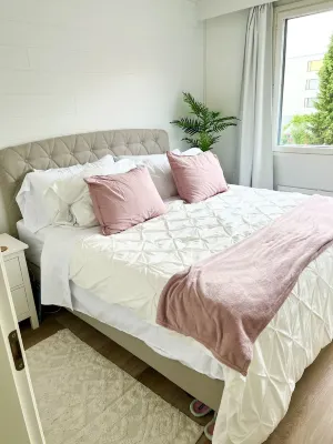 Modern condo close to all the amenities- 5 min walk to the Marina Hotel a 