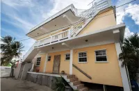 3 bedroom apartment- 5 mins to beach & Town Hôtels à : 
