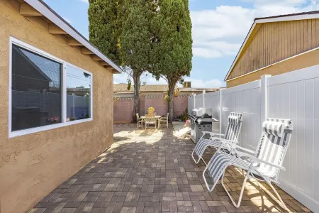 PrivateHOUSE,3Bd1king2Queen w/kitchen,patio,BBQ,Ac,free parking,Laundry &WiFi