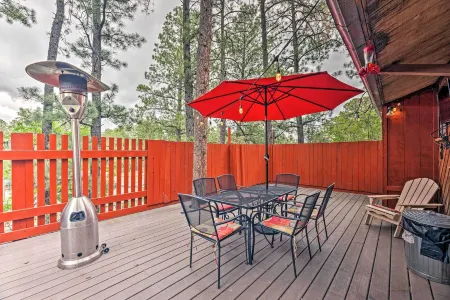 Ruidoso Cabin w/ Deck & Grill - Walk to Town! Отели рядом с достопримечательностью «Moon Mountain»