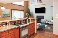 Modern Farmhouse (Lower Floor only) with Hot Tub and Games Room Hotels in Central Saanich