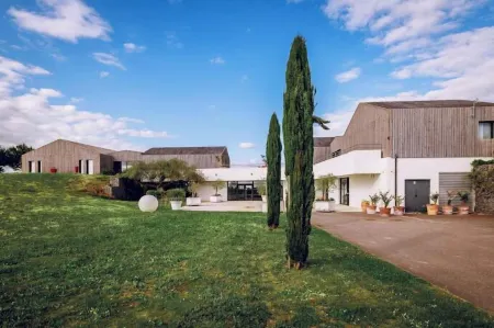 Les Villas du Parc de la Chabotterie Отели в г. Монтегю-Вандея