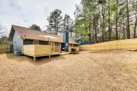 4 Mi to Airport: Atlanta Home w/ Deck & Hot Tub Hotels in Riverdale