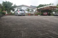Daniella's Bungalows - parking