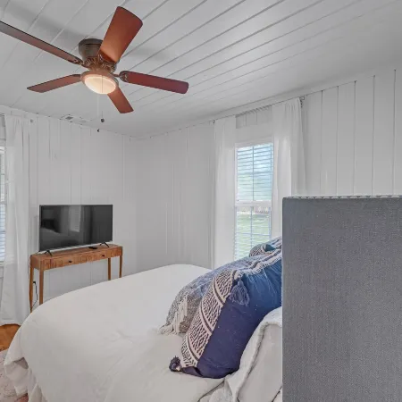 Bungalow Off Floyd St In The Heart Of Covington 3 Bedroom Bungalow Hotels in Covington