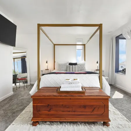Yinz Retreat, above the City Home