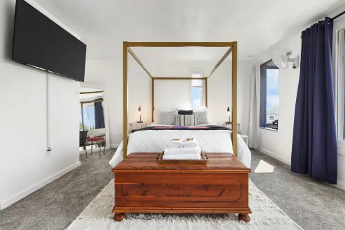Yinz Retreat, above the City Home