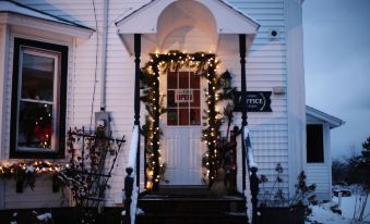 Carleton Inn & Cottages
