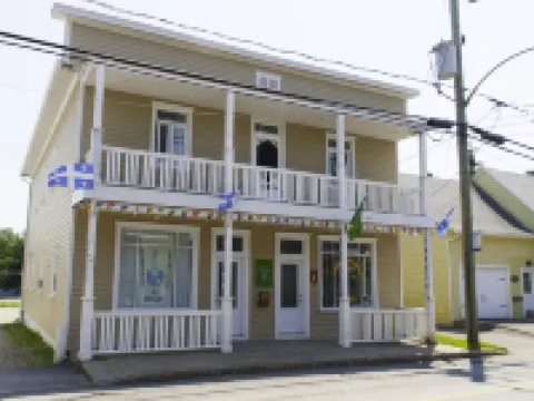 Auberge Jeunesse à Loulou Hotels in Levis