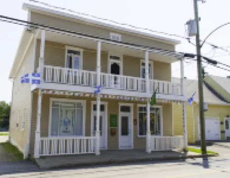 Auberge Jeunesse à Loulou Hotels in 