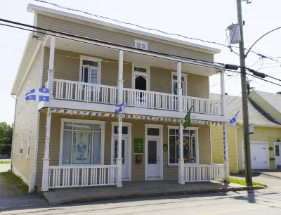 Auberge Jeunesse à Loulou Hôtels à : 