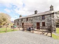 Cwm Yr Afon Cottage Hotels near Shell Island