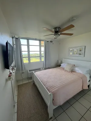 Spacious 3 bedroom apartment with sea view short drive to ferry station.