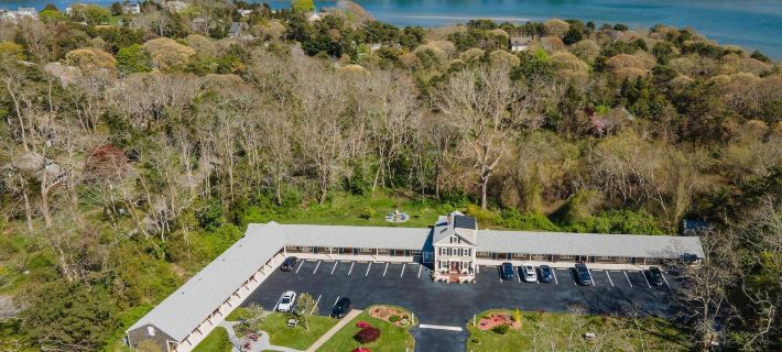 Eagle Wing Inn - Cape Cod Hotels in Barnstable County