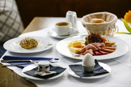 Hotel Zur Schloss-Schmiede Отели в г. Пётмес