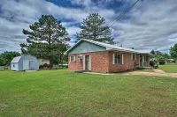 Charming Clayton Home ~ 4 Mi to Sardis Lake! - Homestays