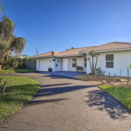 1 Mi to Deerfield Beach: Stylish Studio w/ Pool!