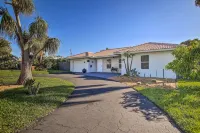 1 Mi to Deerfield Beach: Stylish Studio w/ Pool!