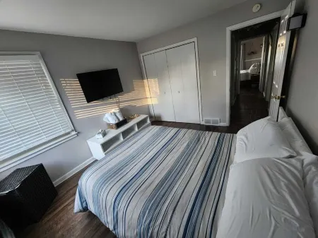 Beautiful lakefront with hot-tub 2bedroom +WiFi on all sports Cooley lake