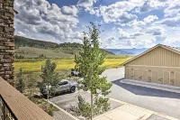 Balcony & Grill: Mtn-View Retreat in Granby! - parking
