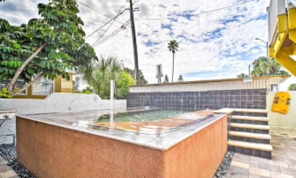 Driftwood Beach Cottage - Walk to Clearwater Bch