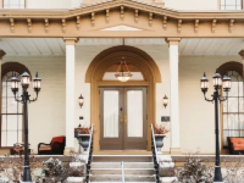 The Pepin Mansion B&B on Mansion Row - 10 Min to Start of the Bourbon Trail Hotels in Floyd County