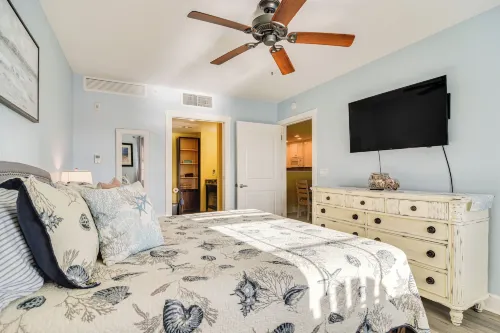 Waterfront Condo w/ Water Park, Walk to the Beach! - Pysäköinti