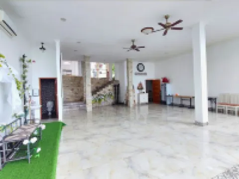 GraVilla Stay Hotels in Malalayang