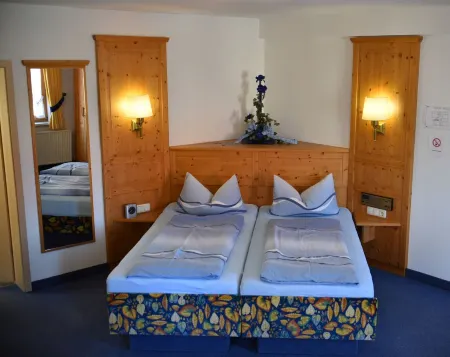 Gasthof Zum Goldenen Schiff - Lehm, Stil & Altstadtflair Отели в г. Ипхофен