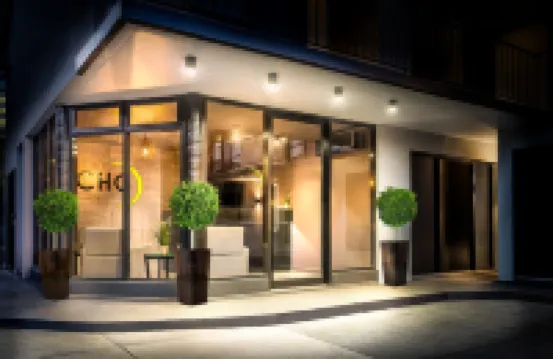 Crest on Park Hotels near Royal Melbourne Yacht Squadron Marina