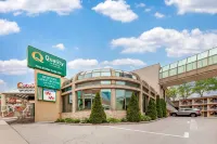 Quality Hotel Fallsview Cascade Hotels near Skylon Tower