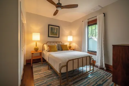 BRAND NEW! 3-Bedroom Barker House - Central Lawrence Отели в г. Дуглас