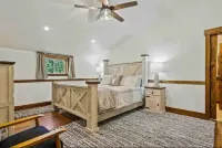 Peaceful cabin overlooking meadow with hot tub