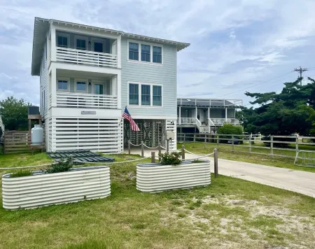 Canal Access and Spacious Living - Stunning Coastal Retreat