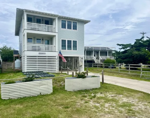 Canal Access and Spacious Living - Stunning Coastal Retreat