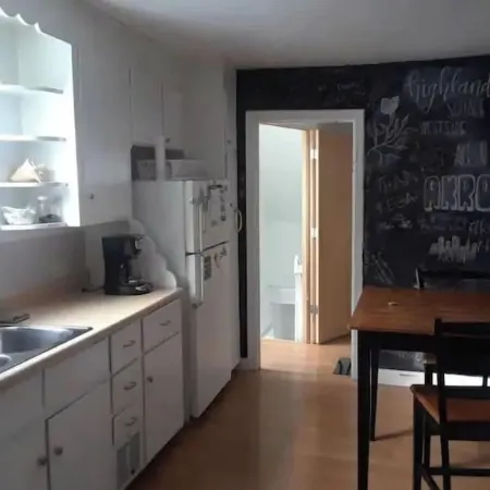 Cozy 1 Bedroom in Highland Square, pets welcome!!
